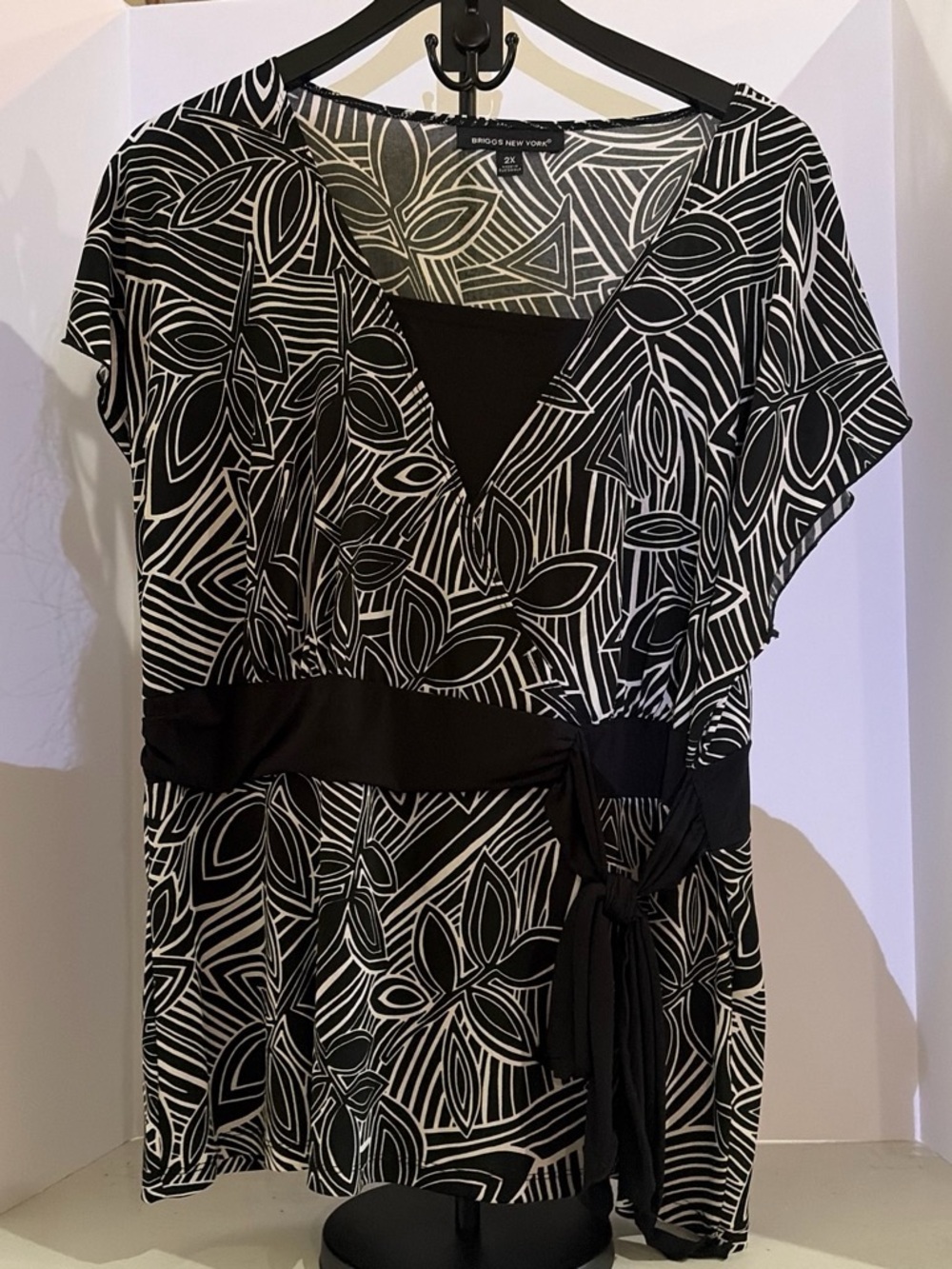 Briggs New York Black and White Graphic Floral Top